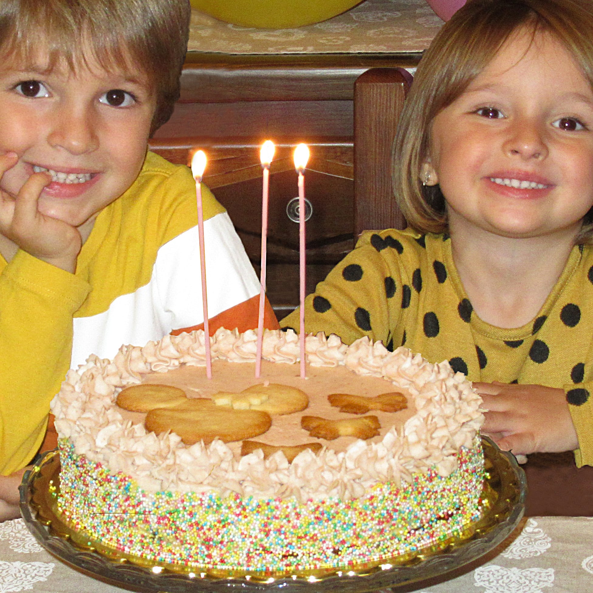 bambini con torta di compleanno di castagne decorata