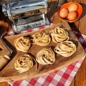 nidi di pasta fresca all'uovo fatta in casa