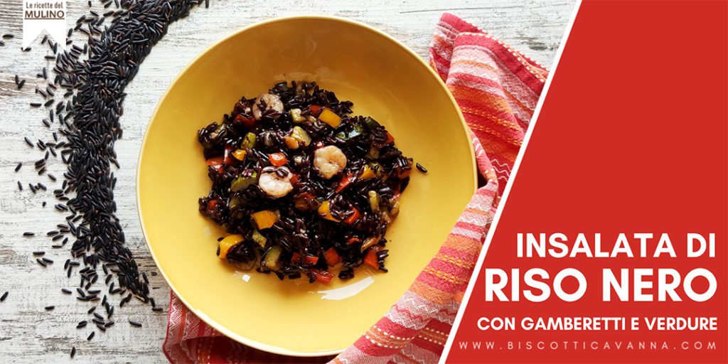 insalata estiva di riso nero con verdure e gamberetti