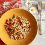 insalata d'orzo con verdura estiva